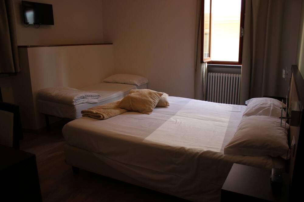 Albergo Ristorante Bismantova 카스텔노보 네 몬티 외부 사진